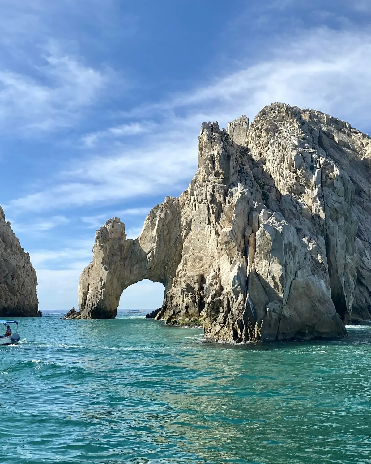 The rock arch at Cabo San Lucas above turquoise water